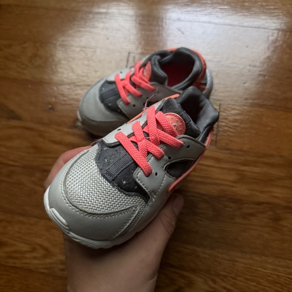Girls Grey Nike Huarache shoes - Picture 3 of 7